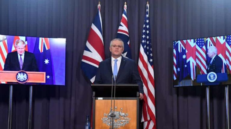 Thủ Tướng Anh Boris Johnson (trái), Thủ Tướng Úc Scott Morrison (giữa) và Tổng Thống Mỹ Joe Biden tại cuộc họp báo chung. Ảnh: Mick Tsikas/ EPA