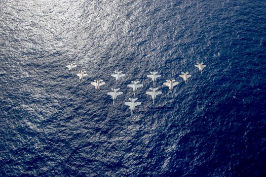 Máy bay từ nhóm tấn công tàu sân bay của Anh và Mỹ bay theo đội hình trong cuộc diễn tập chung nhiều bên (Anh, Mỹ, Nhật, Canada, New Zealand và Hòa Lan) trong khu vực Biển Đông ngày 3/10/2021. Ảnh: Hải quân Mỹ