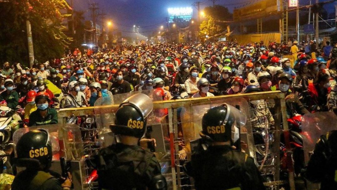 Chốt chặn khắp các ngã đường ngăn cản người dân rời bỏ Sài Gòn đêm 30/9/2021. Ảnh: AFP