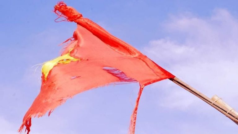 Ngư dân Việt Nam đã đánh đổi gian khổ bằng xương máu để bảo vệ trên Biển Đảo VN... lúc trở về đất liền có những lá cờ tổ quốc bị sóng gió xé toạc tan nát như thế này...” Ảnh: FB: Hùng Đặng Hữu Định