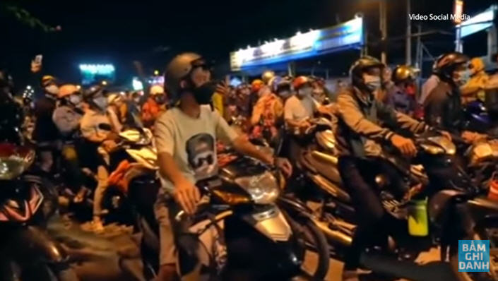 Hàng ngàn người dân muốn về quê bị chặn giữ tại chốt chặn ở một cửa ngõ ra khỏi Sài Gòn, ngày 30/9/2021. Ảnh: Youtube Việt Tân