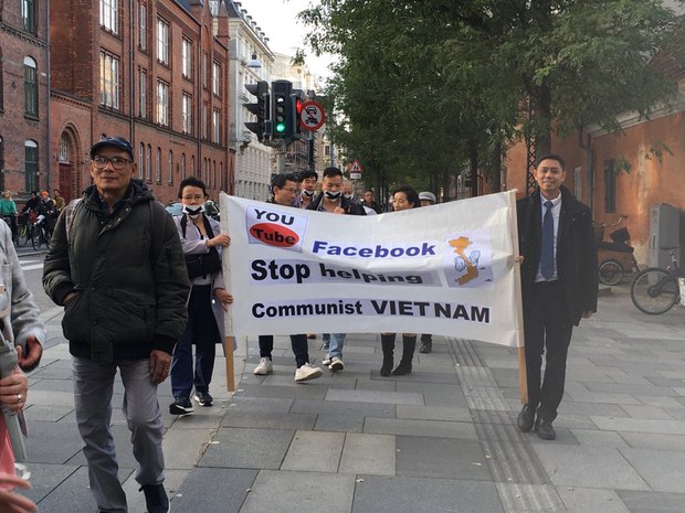 Đoàn người trên đường đến trụ sở Google tại Copenhagen, Đan Mạch để trao kiến nghị hôm 7/10/2021. Ảnh: Ủy Ban Hỗ Trợ Việt Nam