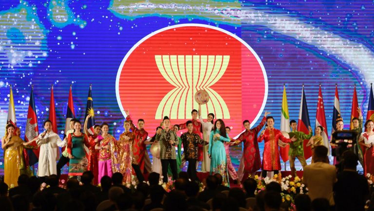 ASEAN chỉ mời một đại diện phi chính trị của Miến Điện mà không mời Tướng Min Aung Hlaing, người đứng đầu chính quyền quân sự Miến Điện hiện thời, tham dự hội nghị thượng đỉnh thường niên ASEAN sẽ diễn ra vào ngày 26 đến 28/10/2021. Trong hình, các nghệ sĩ trình diễn trong lễ khai mạc hội nghị thượng đỉnh ASEAN, được tổ chức trực tuyến do đại dịch Covid-19, tại Hà Nội, Việt Nam, ngày 26/6/2020. Ảnh minh họa: Nhac Nguyen/ AFP via Getty Images