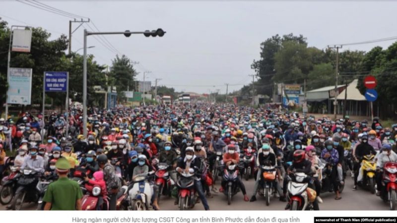Hàng ngàn người đi qua Bình Phước để về quê sau khi rời bỏ các trung tâm sản xuất lớn, tháng 10/2021.