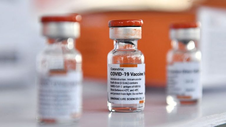 Vắc-xin CoronaVac (tên vaccine của hãng Sinovac, Trung Quốc). Ảnh: Lillian Suwanrumpha/ AFP via Getty Images