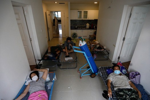 Các bệnh nhân thở ô-xy tại một bệnh viện dã chiến ở TP.HCM hôm 8/8/2021. Ảnh: AFP