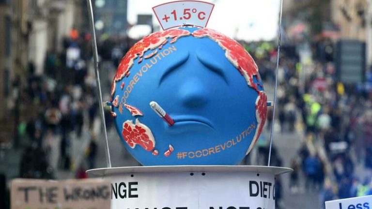 Hình ảnh thanh niên biểu tình "Thứ Sáu vì tương lai" tại Glasgow, Scotland, hôm 05/11/2021 nhân Hội Nghị Khí Hậu COP26. Ảnh: Daniel Leal-Olivas/ AFP