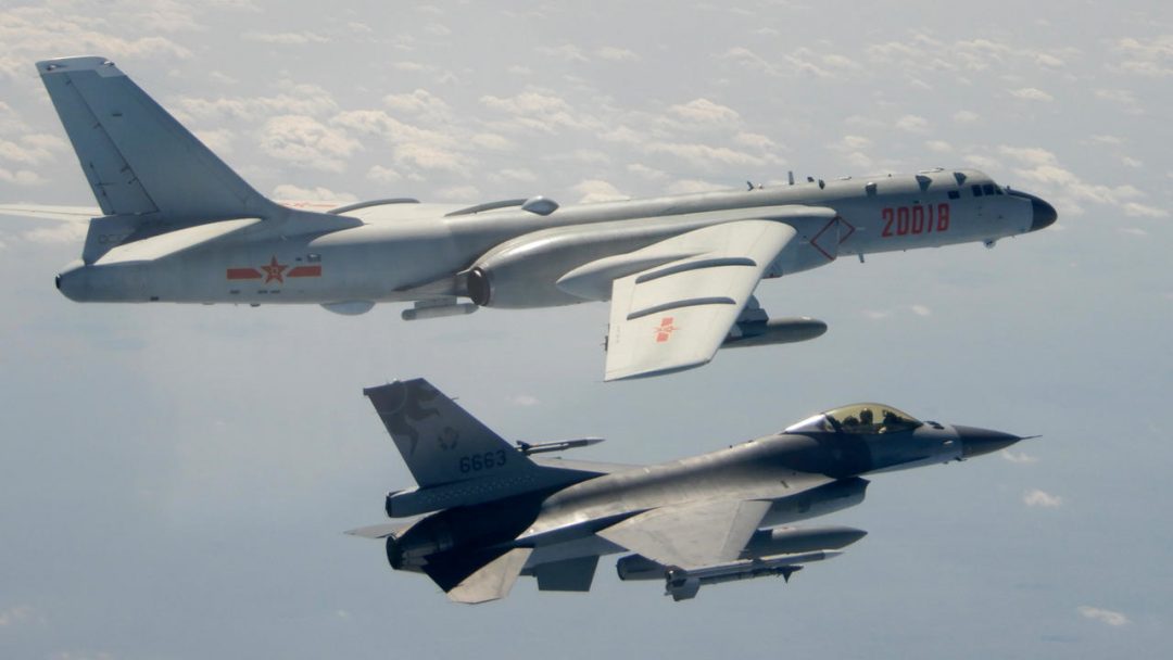 Một chiếc F-16 của Không Quân Đài Loan (phía dưới) áp sát một oanh tạc cơ H-6 của Không Quân Trung Quốc khi chiếc máy bay này đến gần Đài Loan. Ảnh chụp ngày 10/2/2020, do Bộ Quốc Phòng Đài Loan công bố