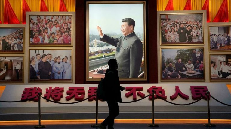 Hình Chủ Tịch Trung Quốc Tập Cận Bình tại Bảo Tàng đảng Cộng Sản Trung Quốc, Bắc Kinh, Trung Quốc. Ảnh: AP - Ng Han Guan (chụp ngày 12/11/2021)