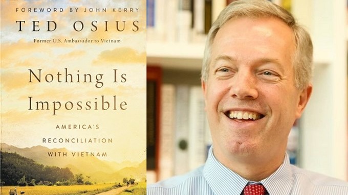 Bìa sách "Nothing Is Impossible: America's Reconciliation with Vietnam" của cựu Đại Sứ Mỹ tại Việt Nam Ted Osius và ảnh tác giả.