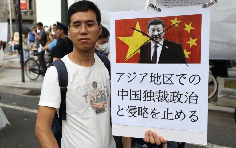Ông Tập Cận Bình lên ngôi cao và thâu tóm quyền hành vào tay cá nhân mình. Trong hình, một người dân Nhật biểu tình phản đối sự có mặt của Chủ Tịch Trung Quốc Tập Cận Bình tại Thượng Đỉnh G20 ở Nhật Bản hôm 29/6/2019. Ảnh: Takashi Aoyama/ Getty Images