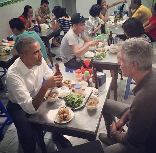 Tổng Thống Mỹ Barack Obama (áo trắng, bìa trái) ăn trưa tại một quán bún chả bình dân phố Huế ở Hà Nội trong chuyến thăm chính thức Việt Nam năm 2016. Ảnh: FB Phạm Đình Trọng