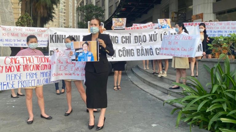Chị Phương Lê và những người biểu tình tại chung cư Saigon Pearl. Ảnh: Zing