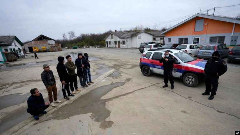 Công nhân Việt Nam và lực lượng an ninh tại khu vực ký túc xá của nhà máy lốp xe Trung Quốc đầu tiên tại Serbia ở Zrenjanin, Serbia. Ảnh: AP