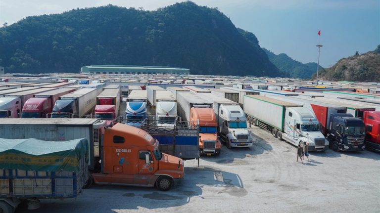 Những ngày cuối năm, tại các cửa khẩu tỉnh Lạng Sơn luôn chứa từ 3.000 đến 4.000 xe container, đỉnh điểm ngày 13/12, con số này đạt đến 4.300 xe. Ảnh: Báo Lao Động