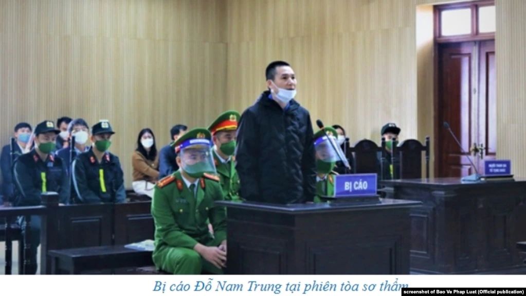 Nhà hoạt động Đỗ Nam Trung tại phiên tòa hôm 16/12/2021 ở Nam Định. Ảnh VOA (screenshot of Bao Ve Phap Luat)