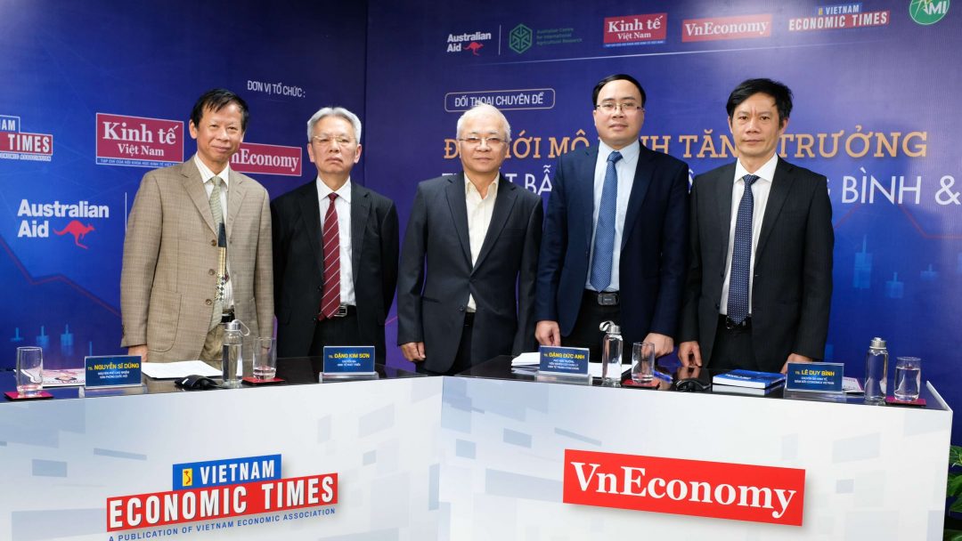 Các diễn giả của buổi tọa đàm "Đổi mới mô hình tăng trưởng: Động lực phục hồi và bứt phá" do Tạp chí Kinh Tế Việt Nam/VnEconomy tổ chức hôm 4/12/2021. Ảnh: vneconomy