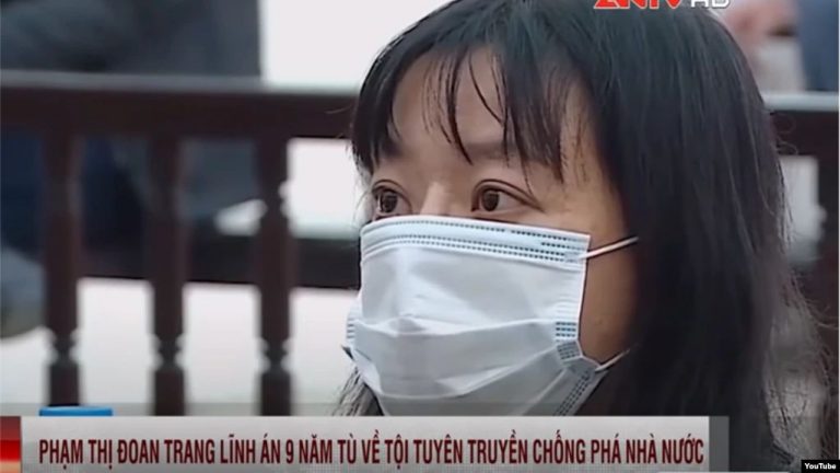 Nhà báo tự do Phạm Đoan Trang tại tòa ngày 14/12/2021. Ảnh: VOA (screenshot từ ANTV via YouTube)