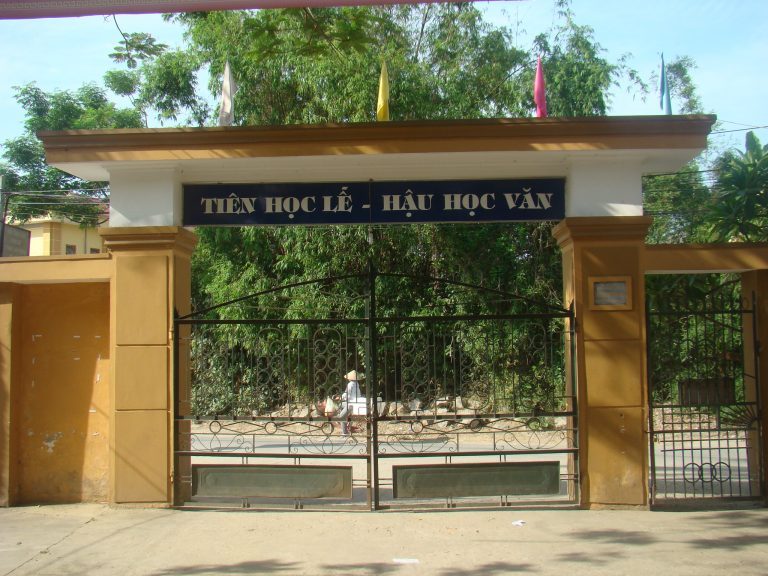 Khẩu hiệu "Tiên học lễ - Hậu học văn" treo ở một cổng trường học. Ảnh: Dân Việt