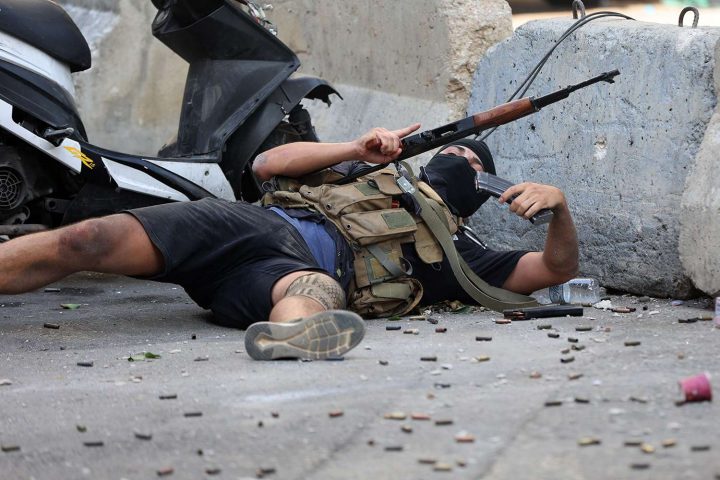 Một chiến binh người Shiite đang nạp đạn trong cuộc đụng độ ở Tayouneh, Lebanon, ngoại ô phía Nam Beirut, vào ngày 14/10/2021. Ảnh: ANWAR AMRO/AFP VIA GETTY IMAGES