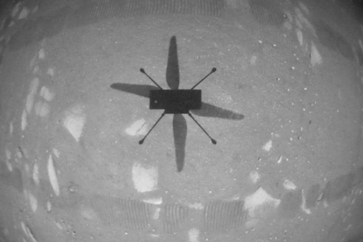 Máy bay trực thăng của NASA đã chụp tấm ảnh này khi bay lơ lửng trên bề mặt Sao Hỏa vào ngày 19/4/2021. Đây là lần đầu tiên của chuyến bay có điều khiển, trên một hành tinh khác. Ảnh: NASA/JPL-CALTECH VIA GETTY IMAGES