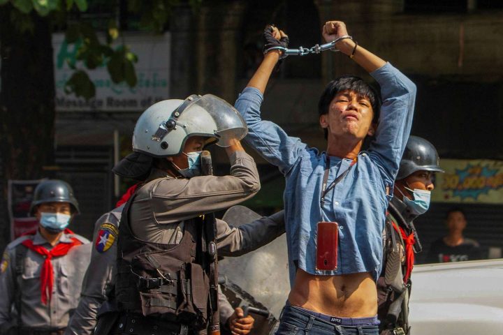 Một người biểu tình ủng hộ dân chủ đã bị cảnh sát cơ động trấn áp và bắt giữ trong một cuộc biểu tình phản đối cuộc đảo chính quân sự ở Yangon, Myanmar, vào ngày 27/2/2021. Ảnh: REUTERS