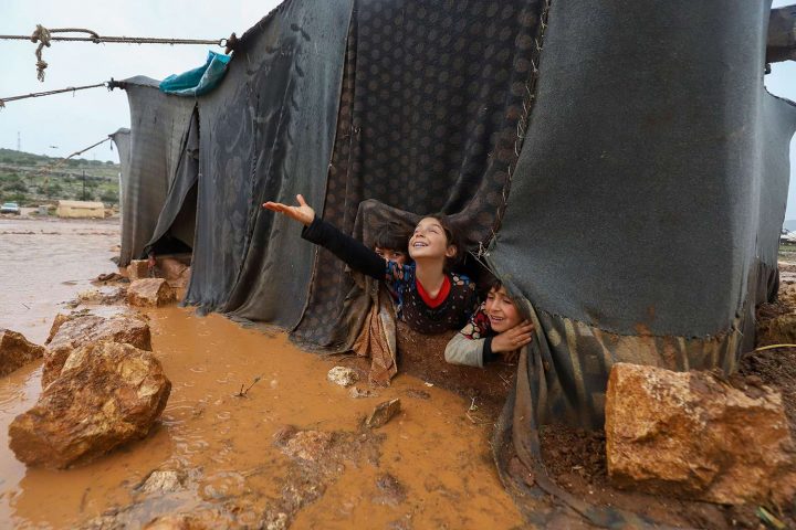 Trẻ em đang chơi trong một trại tạm cư Umm Jurn, gần làng Kafr Uruq, tỉnh Idlib, dành cho người phải di tản sau khi phiến quân Syria kiểm soát phía Bắc Syria vào ngày 17/1/2021. Ảnh: DULAZIZ KETAZ/AFP VIA GETTY IMAGES