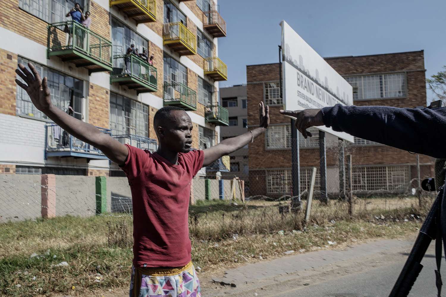 Một người biểu tình yêu cầu cảnh sát Nam Phi không nổ súng trong một cuộc biểu tình tại Johannesburg vào ngày 11/7/2021. Ảnh: LUCA SOLA/AFP VIA GETTY IMAGES
