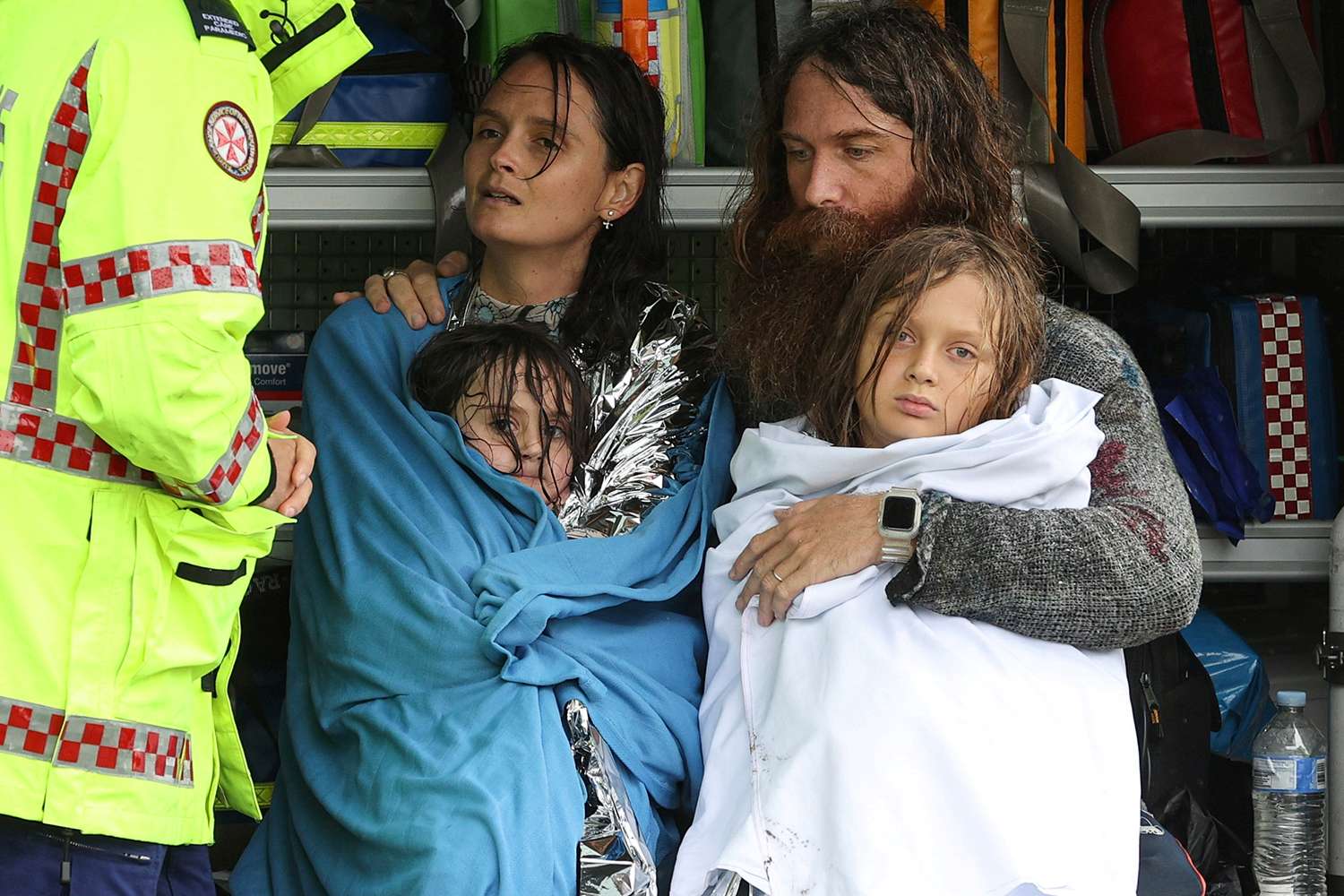 Một gia đình đang được chăm sóc y tế sau khi được cứu ra khỏi dòng nước lũ cuốn chìm họ ở Sydney vào ngày 23/3/2021. Ảnh: LOREN ELLIOTT/REUTERS