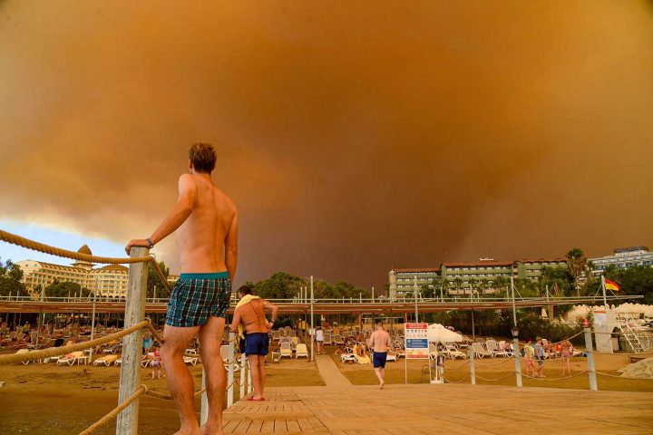 Khói đen bao trùm khu khách sạn trong trận cháy rừng lớn ở bờ biển phía Nam của Thổ Nhĩ Kỳ gần thị trấn Manavgat vào ngày 29/7/2021. Ảnh: ILYAS AKENGIN/AFP VIA GETTY IMAGES
