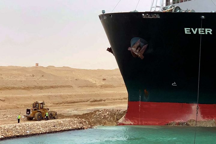 Tàu MV Ever Given thuộc sở hữu của Đài Loan, dài 1.300 ft (396m), nằm nghiêng trong kênh đào Suez, làm cản trở tất cả giao thông qua đường thủy, vào ngày 24/3/2021. Người điều hành cho biết là con tàu container khổng lồ mắc cạn sau khi bị một cơn bão. Cuối cùng thì nó đã được giải phóng vào ngày 30/3/2021. Ảnh: SUEZ CANAL AUTHORITY/HO/AFP VIA GETTY IMAGES