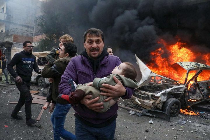 Một người đàn ông đang bế em bé, một nạn nhân, tại nơi xảy ra vụ nổ ở thị trấn Azaz, vùng nông thôn phía Bắc do phiến quân kiểm soát ở tỉnh Aleppo của Syria, vào ngày 31/1/2021. Ảnh: NAYEF AL-ABOUD/AFP VIA GETTY IMAGES