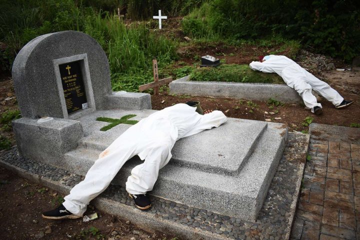 Những người đào mộ kiệt sức nằm nghỉ tại một nghĩa trang dành riêng cho các nạn nhân COVID-19 ở Bandung, Indonesia, vào ngày 15/6/2021. Ảnh: TIMUR MATAHARI/AFP VIA GETTY IMAGES