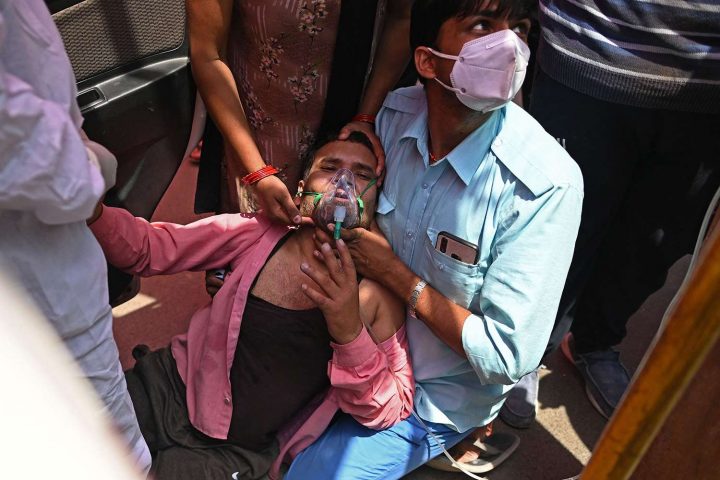 Trong bối cảnh các ca nhiễm Covid 19 bộc phát ở Ấn Độ, một người đàn ông được truyền oxy trong khu nhà thờ đạo Sikh, ở Ghaziabad, Ấn Độ, vào ngày 26/4/2021. Ảnh: SAJJAD HUSSAIN/ AFP VIA GETTY IMAGES