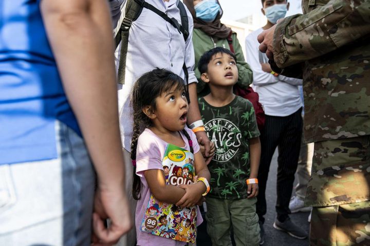 Các trẻ em đang chờ để lên xe buýt tại một trung tâm giúp đỡ những người tị nạn được sơ tán khỏi Afghanistan ở Chantilly, tiểu bang Virginia, Mỹ hôm 24/8/2021. Ảnh: JOSHUA ROBERTS/ GETTY IMAGES