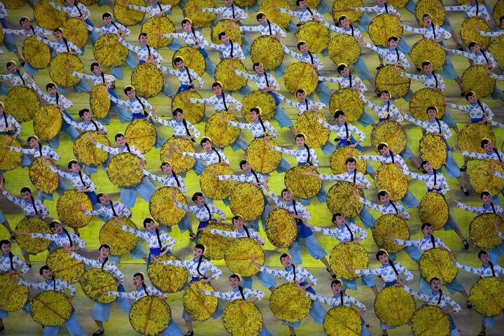 Các nghệ sĩ biểu diễn khiêu vũ trong lễ kỷ niệm 100 năm ngày thành lập đảng Cộng Sản Trung Quốc tại sân vận động quốc gia Bird’s Nest ở Bắc Kinh ngày 28/6/2021. Ảnh: NOEL CELIS/ AFP VIA GETTY IMAGES