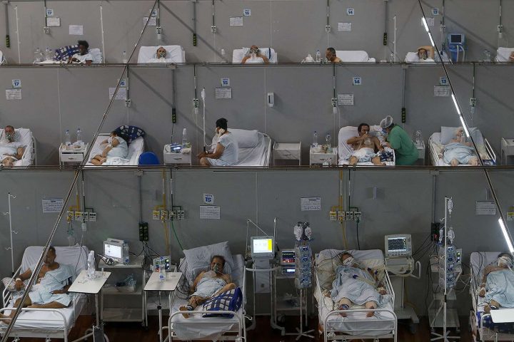 Bệnh nhân Covid-19 ở Brazil được đưa vào bệnh viện dã chiến tại một phòng tập thể thao ở Santo Andre, Sao Paulo, Brazil hôm 26/3/2021. Ảnh: MIGUEL SCHINCARIOL/ AFP VIA GETTY IMAGES