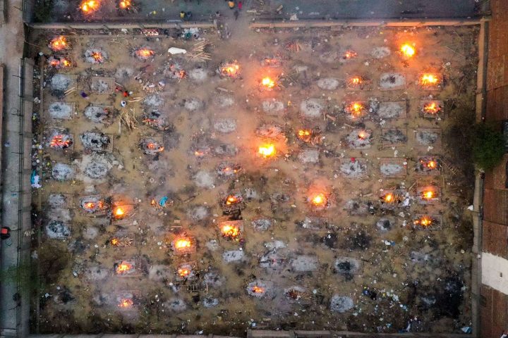 Các lò hỏa táng nạn nhân COVID-19, tại một khu hỏa táng trong thủ đô New Delhi, Ấn Độ vào ngày 26/4/2021. Ảnh: JEWEL SAMAD/AFP VIA GETTY IMAGES