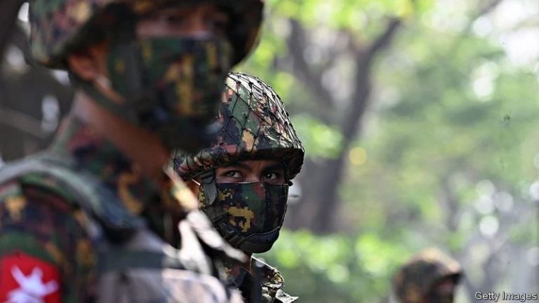 Ngày càng có nhiều binh lính quân đội Miến Điện đào ngũ. Ảnh: Getty Images