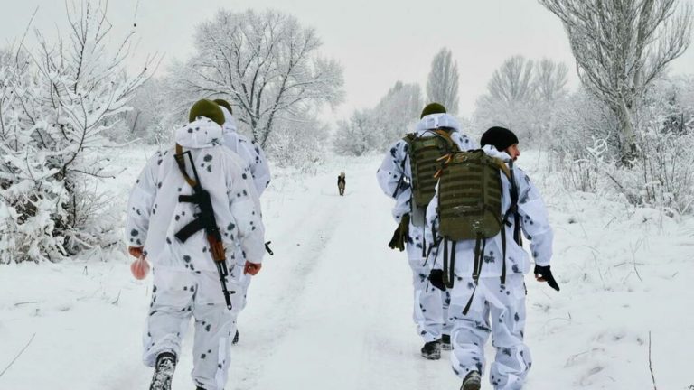 Các quân nhân Ukraine tuần tra tại khu vực tiền tuyến ở Donetsk, nơi họ phải chiến đấu với quân ly khai thân Nga. Ảnh chụp ngày 27/12/2021. AP - Andriy Andriyenko