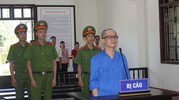 Ông Nguyễn Văn Nghiêm tại toà án tỉnh Hoà Bình hôm 23/6/2020. Ông bị tuyên án 6 năm tù giam với cáo buộc "Làm, tàng trữ, phát tán hoặc tuyên truyền thông tin, tài liệu, vật phẩm nhằm chống Nhà nước CHXHCN Việt Nam.” Ảnh: CAND