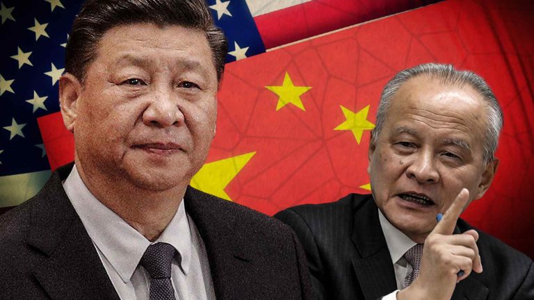 Cựu Đại Sứ Trung Quốc tại Hoa Kỳ Thôi Thiên Khải (phải) - một trong những thuộc cấp được yêu thích nhất của Tập Cận Bình - đã có bài phát biểu chỉ trích tình trạng ngoại giao “chiến binh sói” trong một hội nghị do Viện Nghiên Cứu Quốc Tế Trung Quốc ở Bắc Kinh hôm 20/12/2021. Ảnh: Reuters