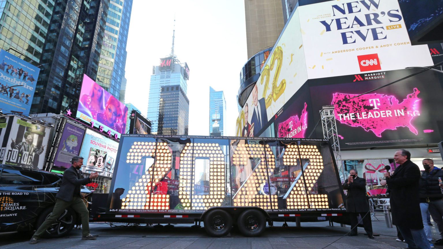 Quảng trường Thời Đại, New York, chuẩn bị đón năm mới 2022. Ảnh minh họa: Rob Kim/Getty Images