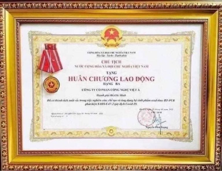 Huân chương lao động cho công ty Việt Á do Chủ Tịch Nước Nguyễn Phú Trọng ký trao tặng. Ảnh: Đất Việt