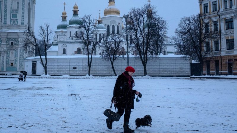 Một phụ nữ dắt chó đi dạo trước nhà thờ Saint Sophia tại quảng trường Sophia vào ngày 27/1/2021 ở Kyiv, Ukraine. Quốc tế lo ngại về một cuộc xâm lược quân sự sắp xảy ra do Nga muốn gây chiến tranh với Ukraine. Ảnh: Chris McGrath/ Getty Images