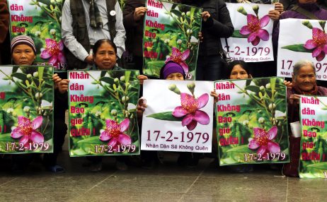 Những người phụ nữ Việt Nam cầm biểu ngữ có nội dung “Nhân dân không bao giờ quên ngày 17/2/1979” trong một cuộc tụ họp tại Hà Nội ngày 17/2/2016. Ảnh: AP/ Trần Văn Minh