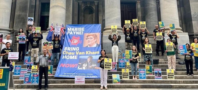 Thân hữu và thành viên Việt Tân tọa kháng ở tiền đình Quốc Hội Tiểu Bang Nam Úc, thành phố Adelaide với thông điệp: “MARISE PAYNE: BRING CHAU VAN KHAM HOME NOW!" ngày 6/2/2022. Ảnh: FB Việt Tân
