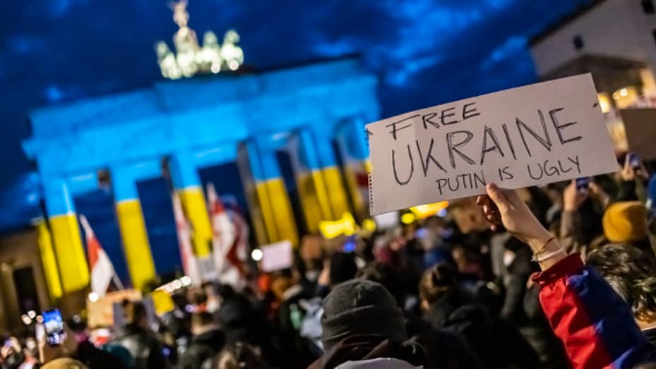 Biểu tình phản đối Nga xâm lược Ukraine tại Berlin, Đức, ngày 24/2/2022. Ảnh: Hannibal Hanschke/ Getty Images