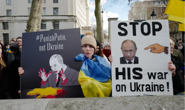 Biểu tình phản đối hành động xâm lược của Putin trên phố Downing, London, Anh: Andy Hall/ The Observer
