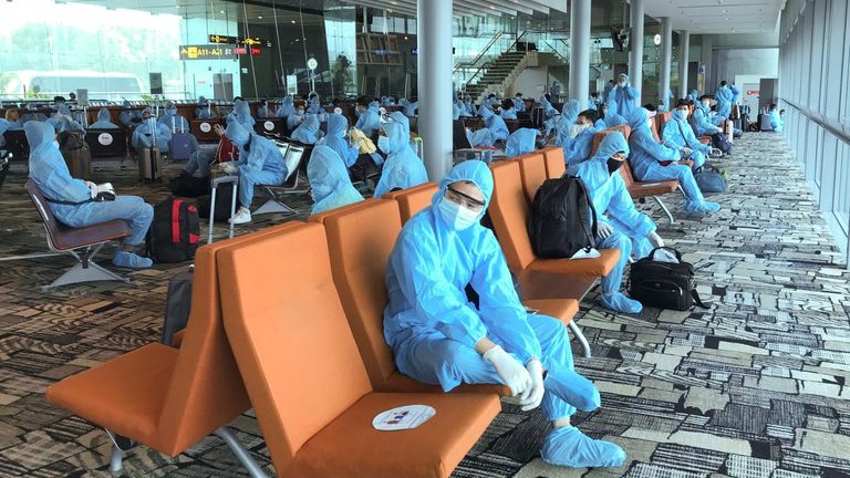 Công dân Việt Nam chờ lên máy bay từ Singapore về Việt Nam hôm 7/8/2020. Ảnh: Reuters